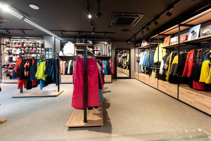 Interior de la botiga, on s'hi poden veure productes d'esquí i muntanya de diverses marques.